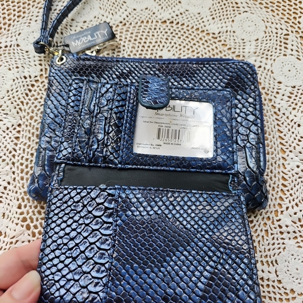 Metropolitan Mobility Wristlet Blue color - Picture 2 of 16